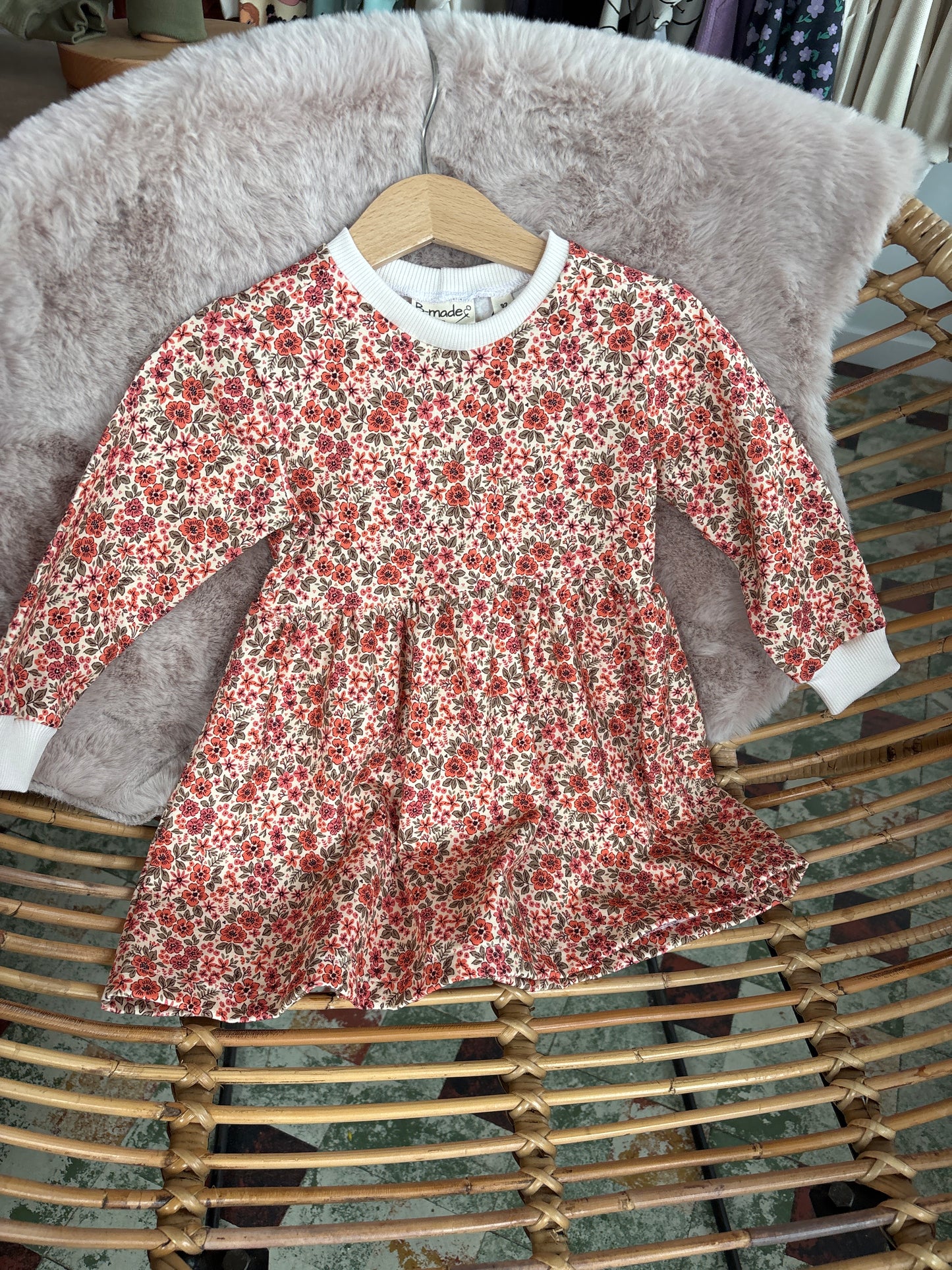 Meisjesjurk met bloemenprint – lange mouwen