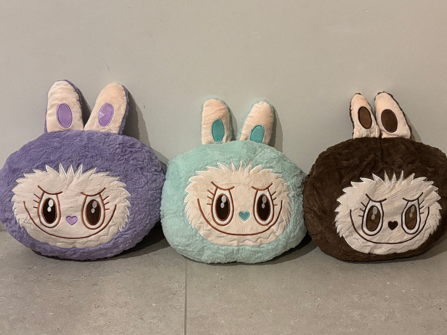 Hoofd Labubu met dekentje