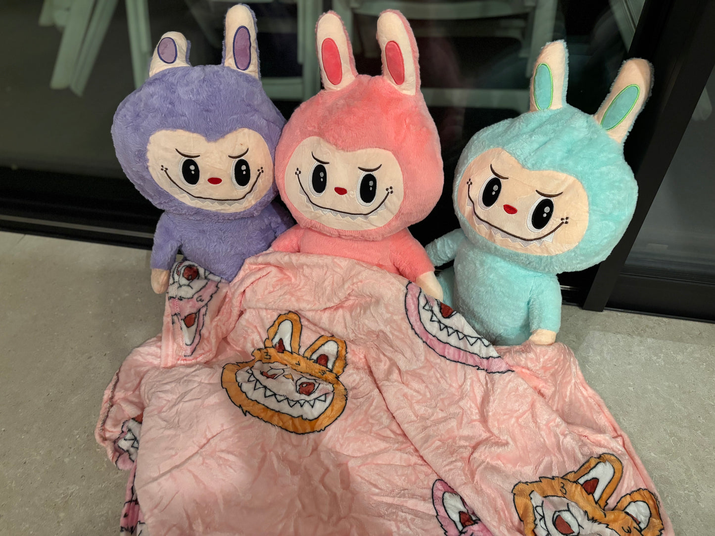 Knuffel Labubu met dekentje