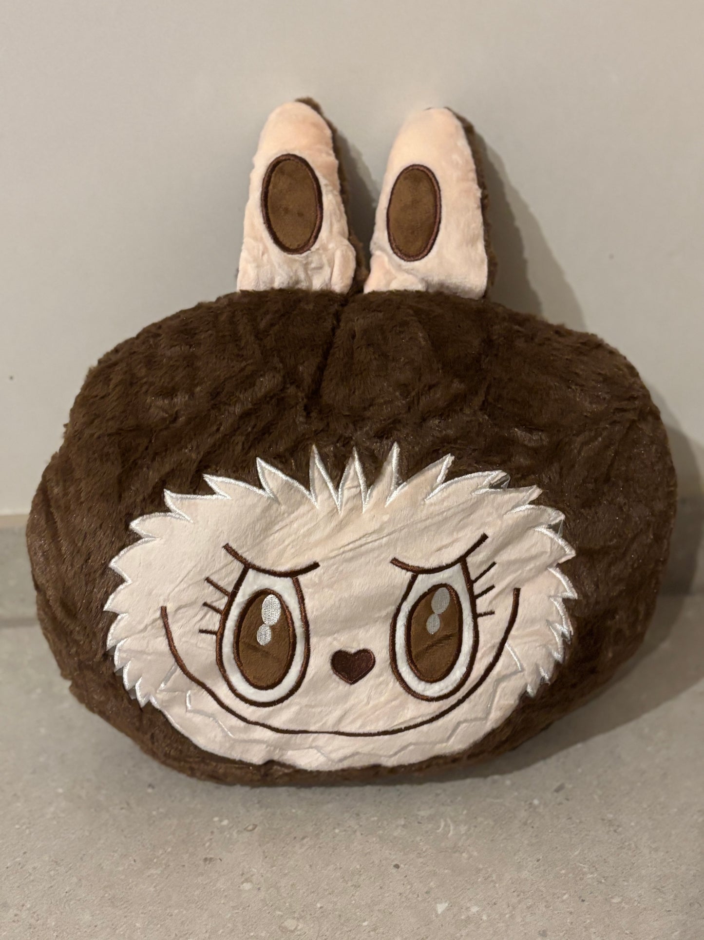 Hoofd Labubu met dekentje